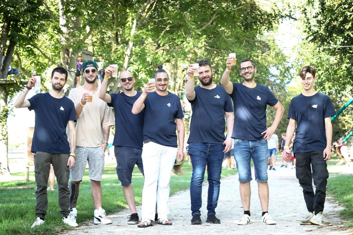 Un groupe d'amis trinque dans le parc Bayeux Aventure