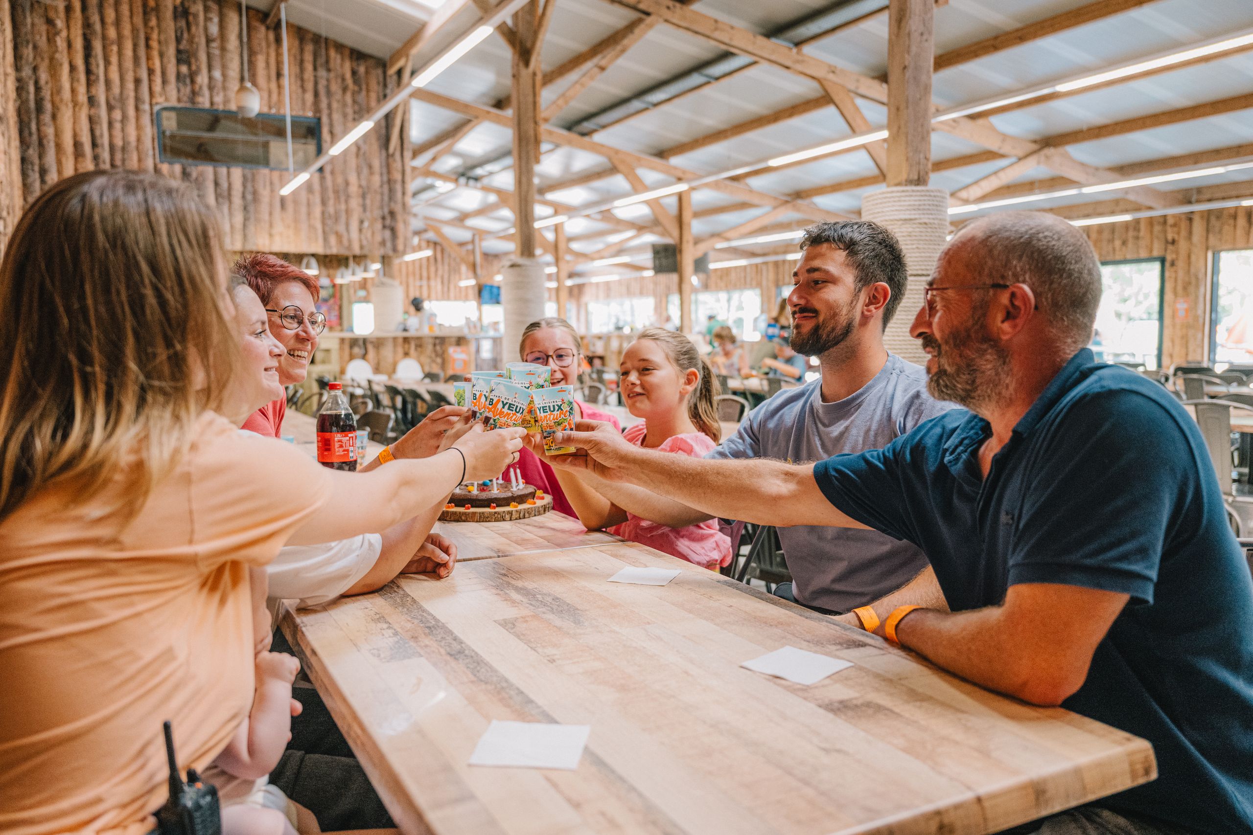 Parents et enfants trinquent autour d'une table d'anniversaire à Bayeux Aventure