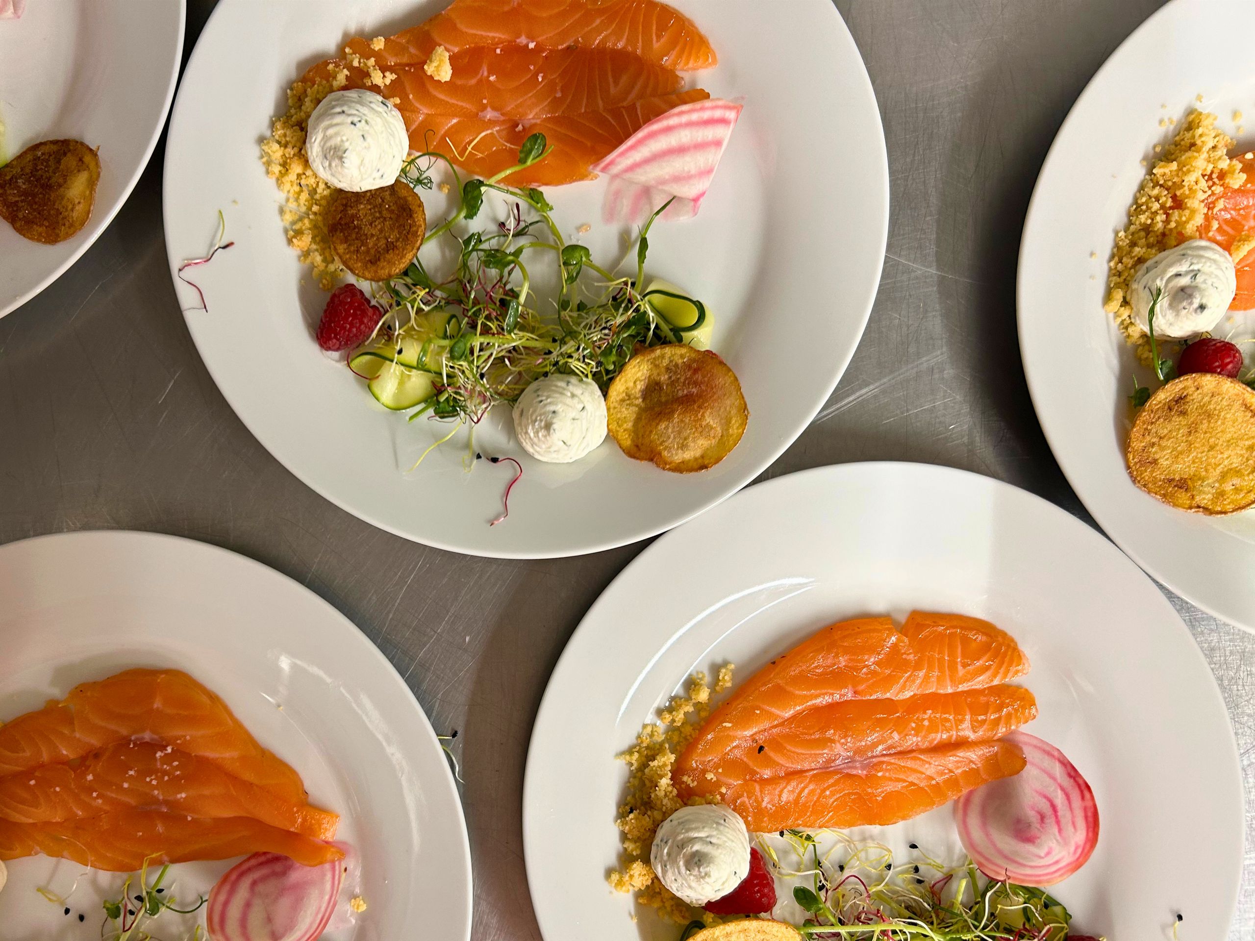 Assiettes de saumon servies lors d'un déjeuner d'entreprise