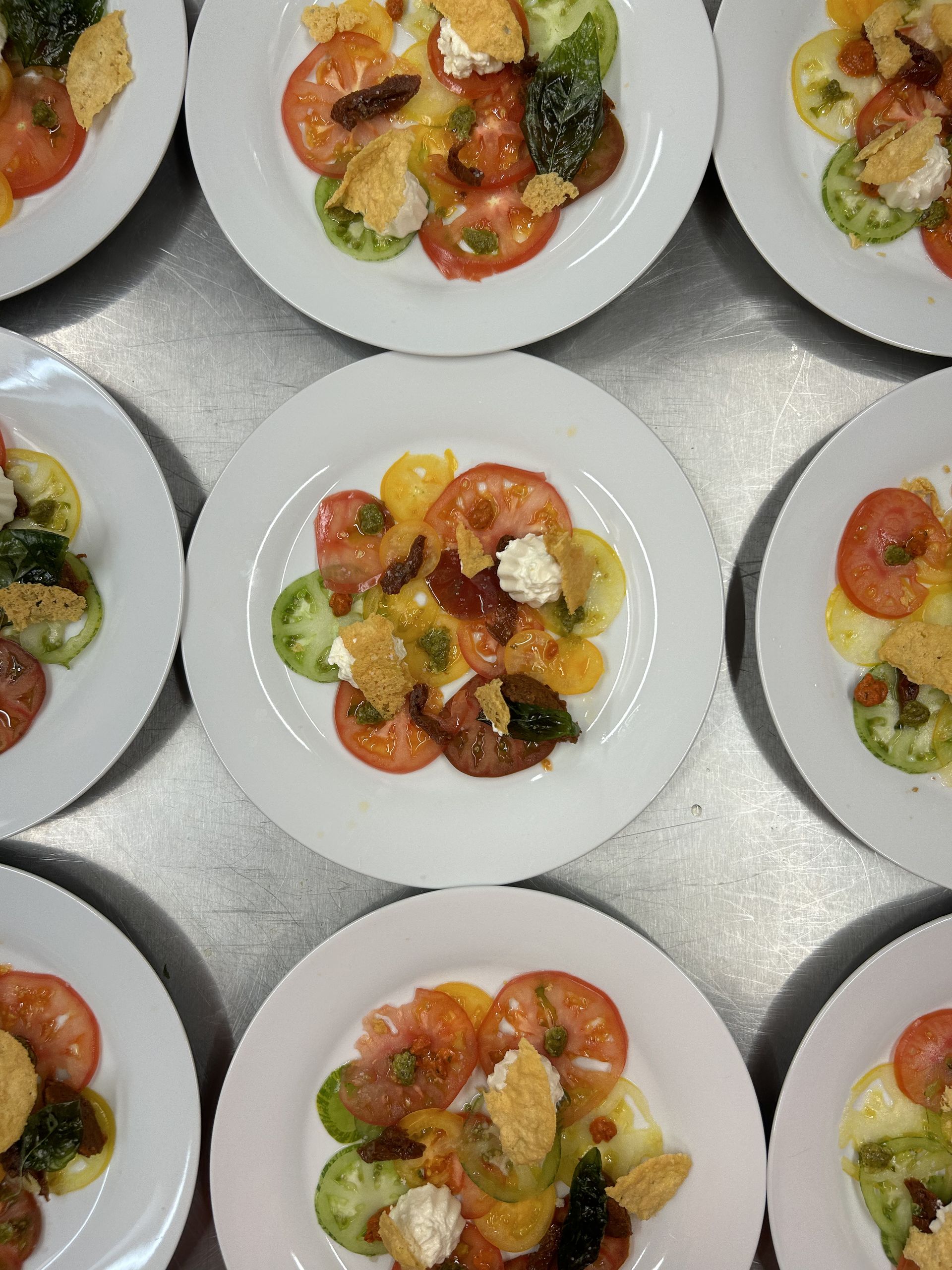Assiettes de salade de tomates préparées pour un groupe