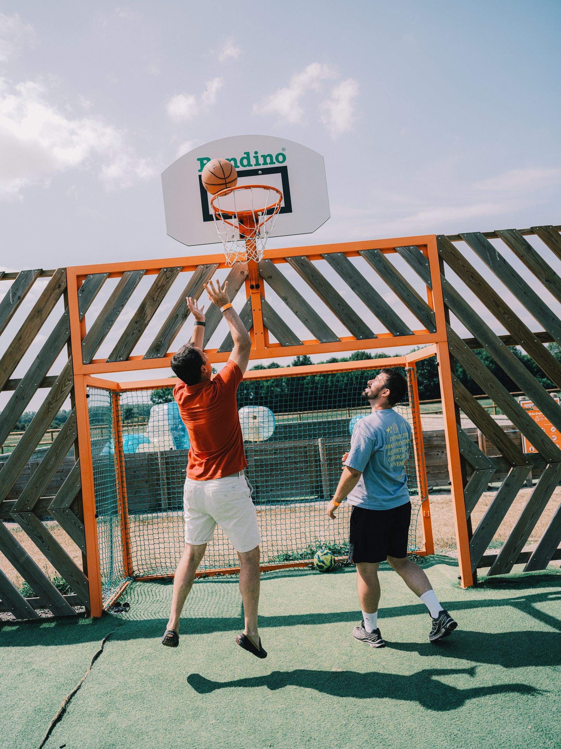 Deux amis jouent au basket dans le parc outdoor