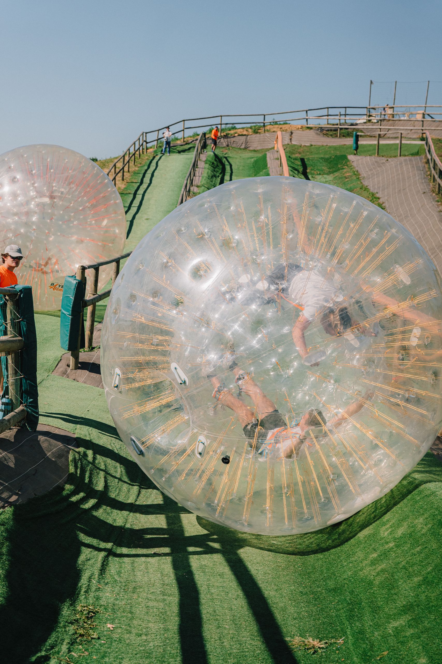 Descente en bulles gonflables géantes dans le parc outdoor