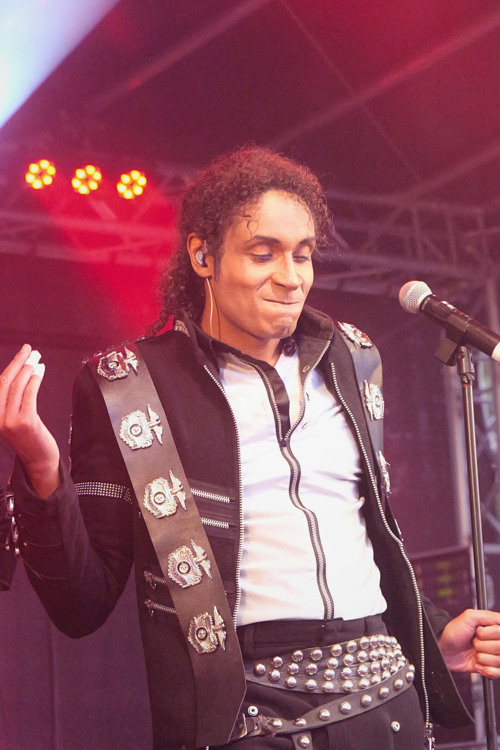 Chanteur d’un tribute Michael Jackson sur scène