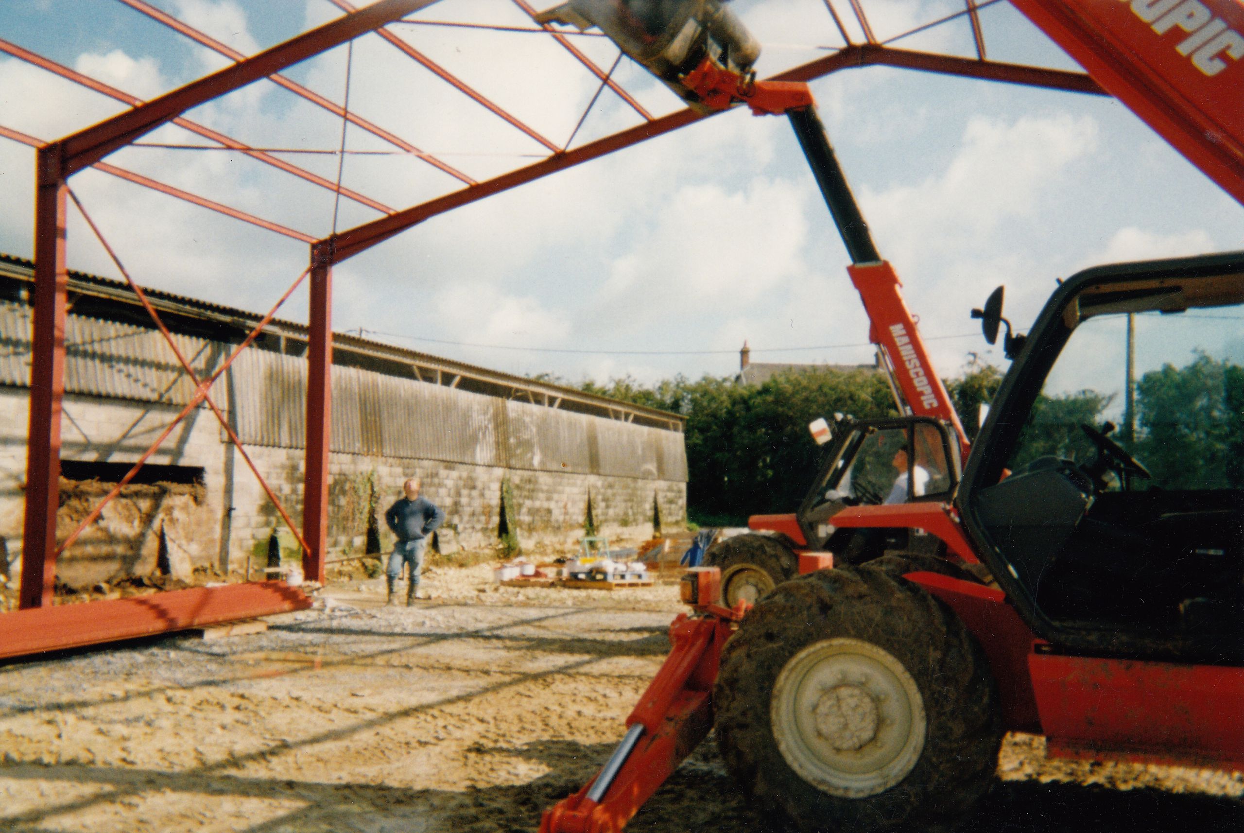 Construction d'un bâtiment sur la ferme familiale de Bayeux Aventure