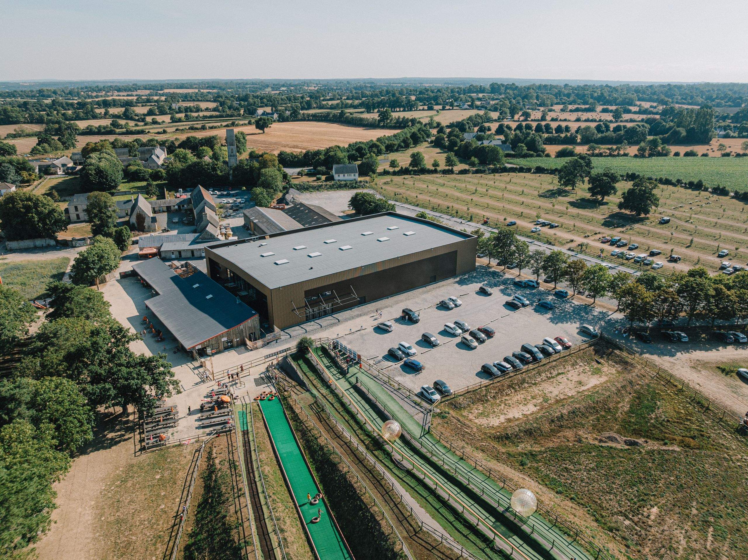 Vue aérienne du parc Bayeux Aventure et du nouveau bâtiment indoor