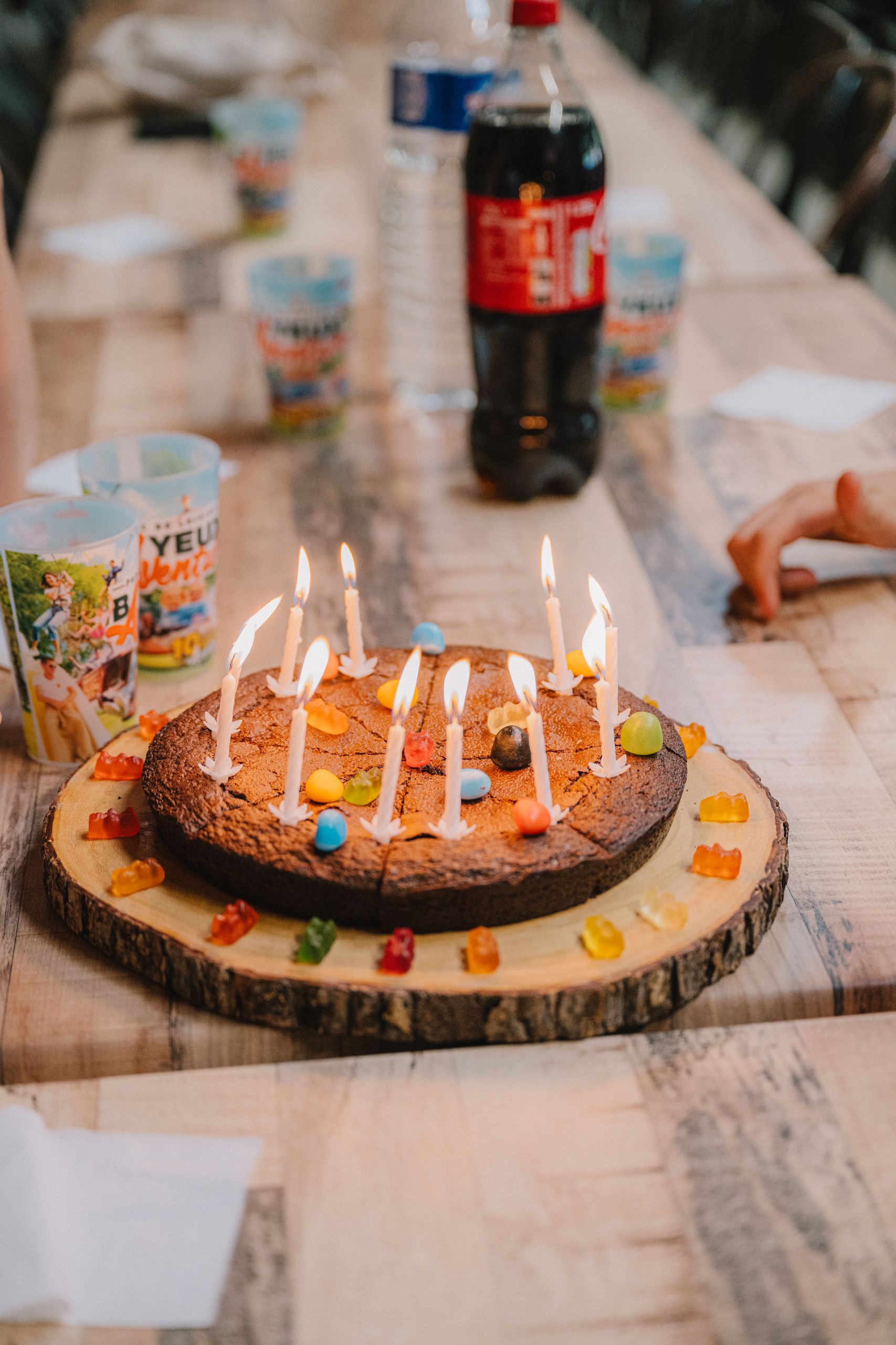 Gâteau d'anniversaire au chocolat décoré de bonbons et de bougies