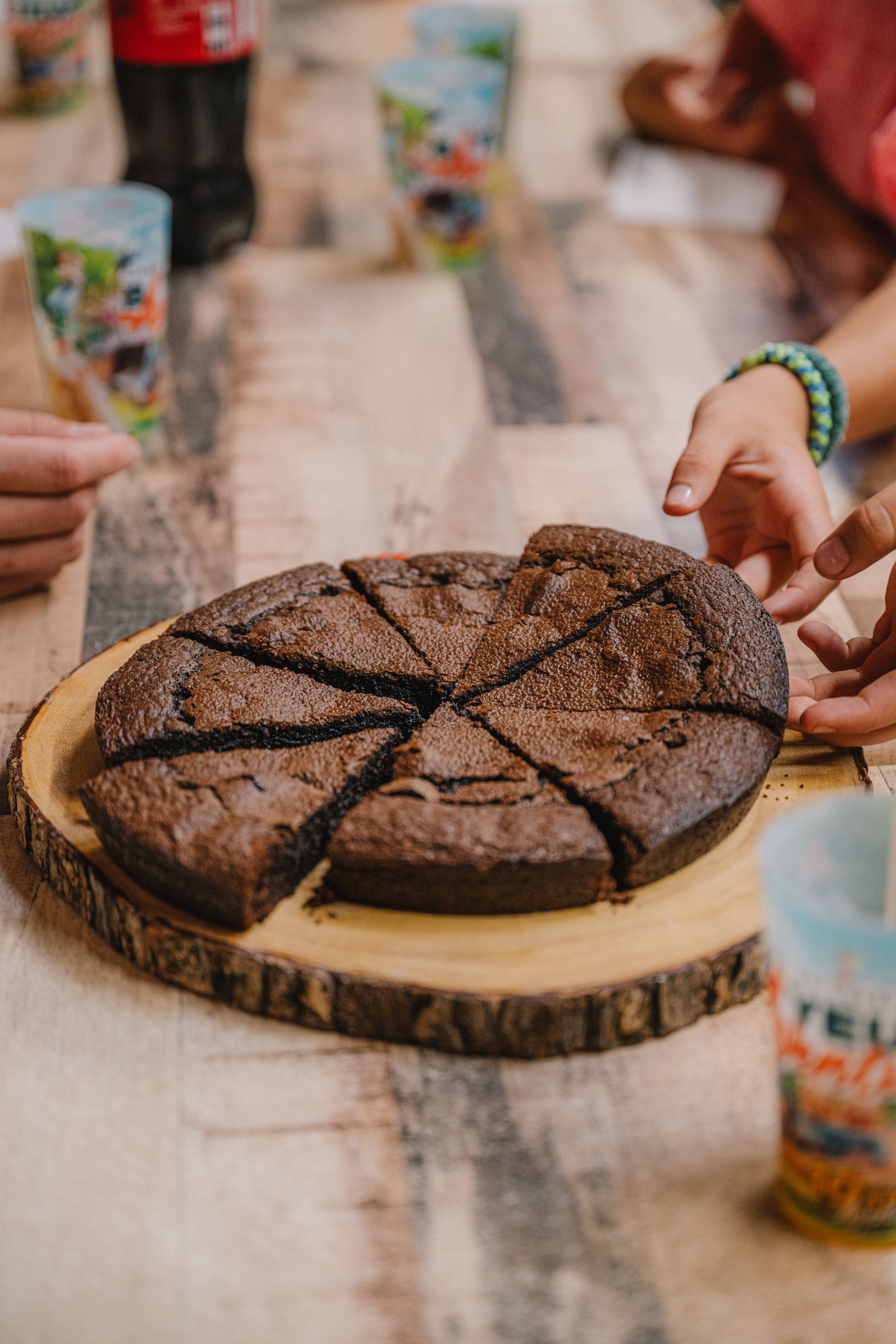 Gâteau au chocolat coupé en parts pour le goûter d'anniversaire
