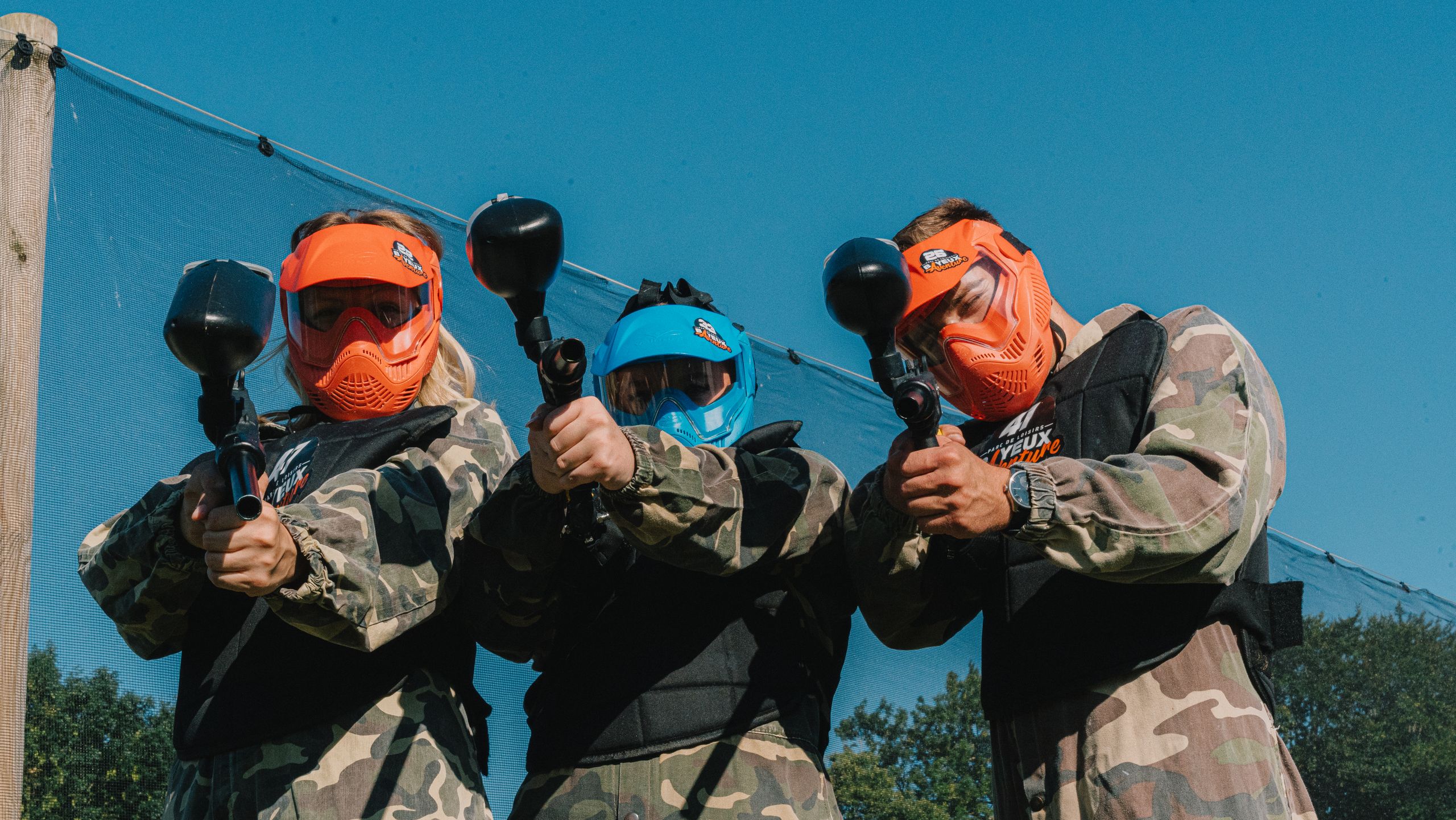 Trois joueurs de paintball en tenue camouflage
