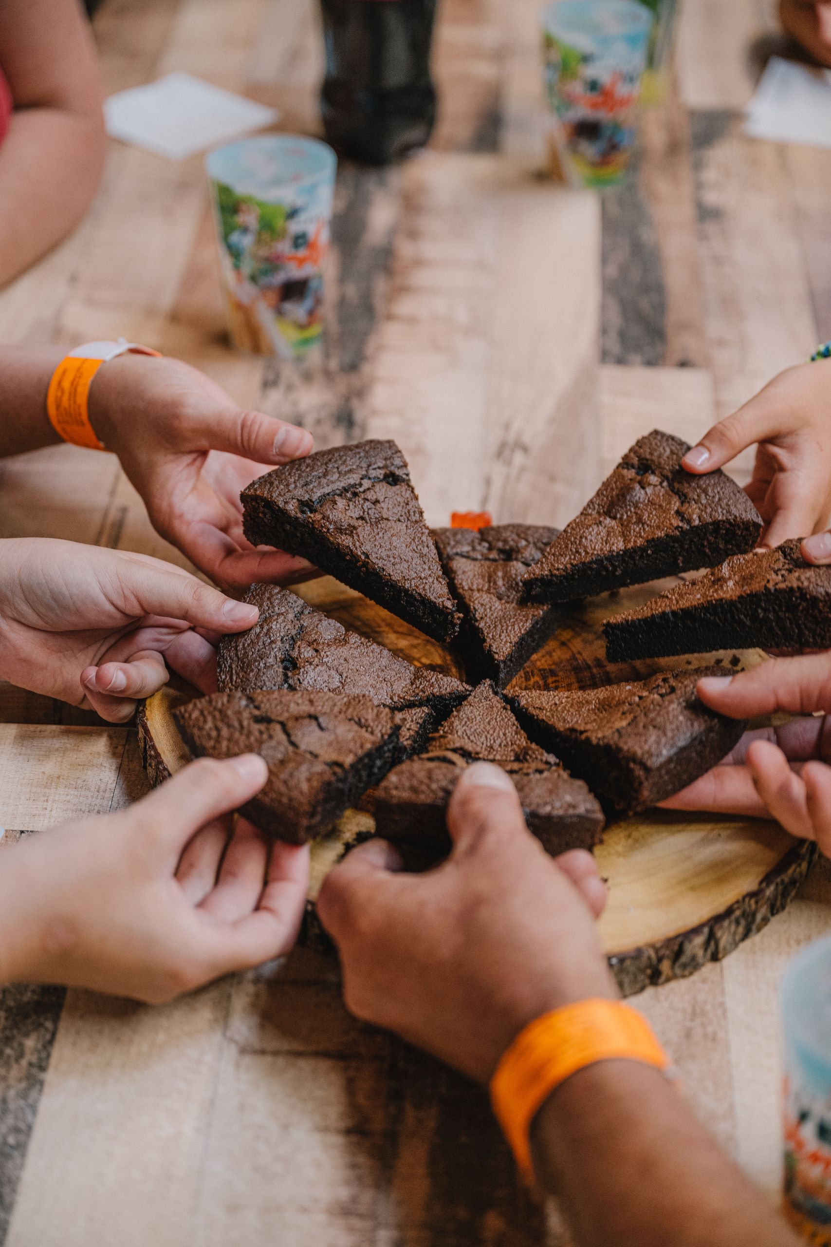 Les enfants se partagent le gâteau au chocolat du goûter d'anniversaire