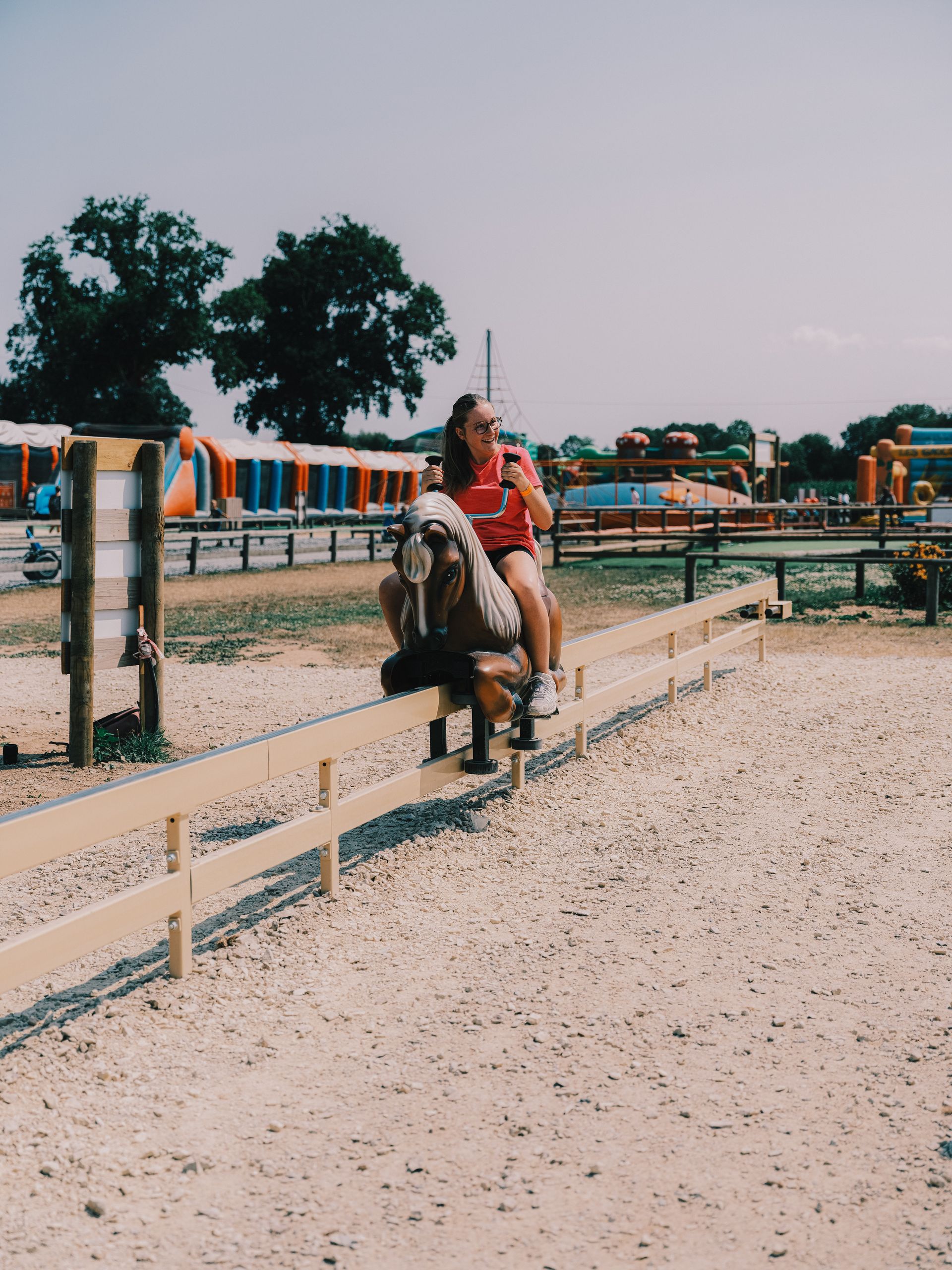 Une cavalière avance sur le rail des poneys mécaniques