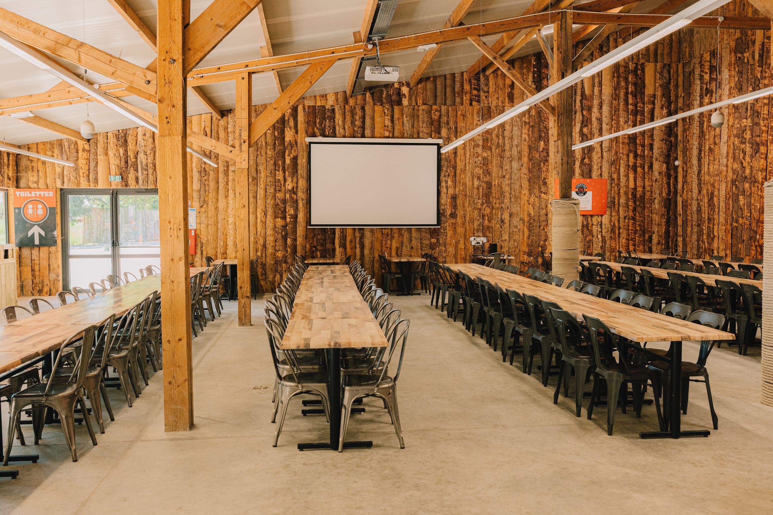 Salle de réception aménagée pour un séminaire d'entreprise à Bayeux Aventure