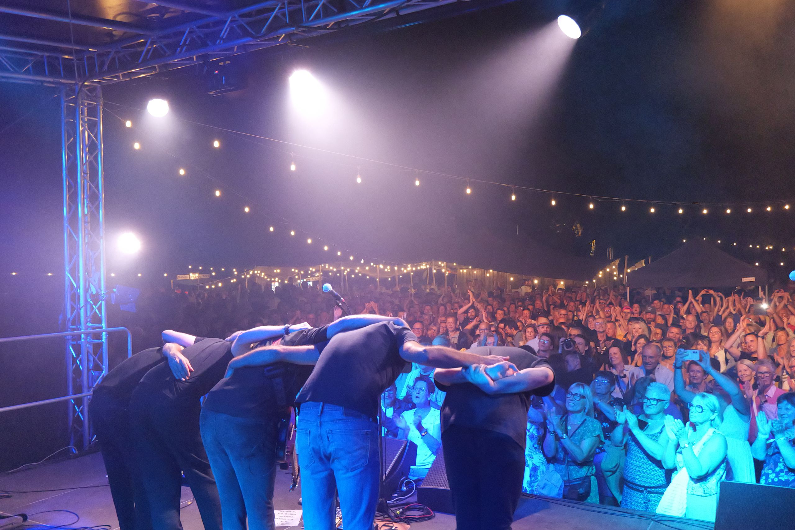 Les musiciens saluent le public à la fin du concert