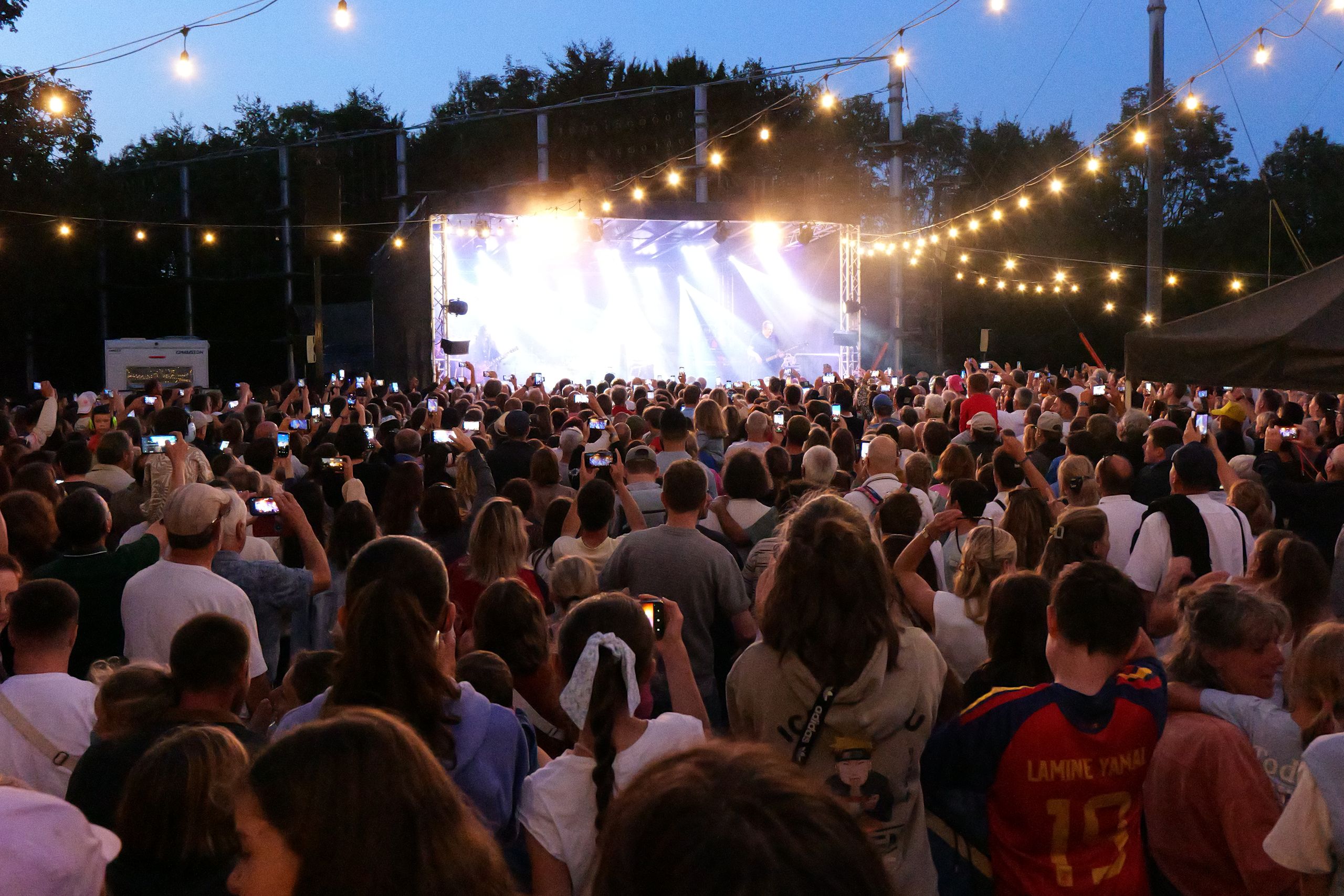 Foule devant la grande scène lors d’une soirée concert à Bayeux Aventure