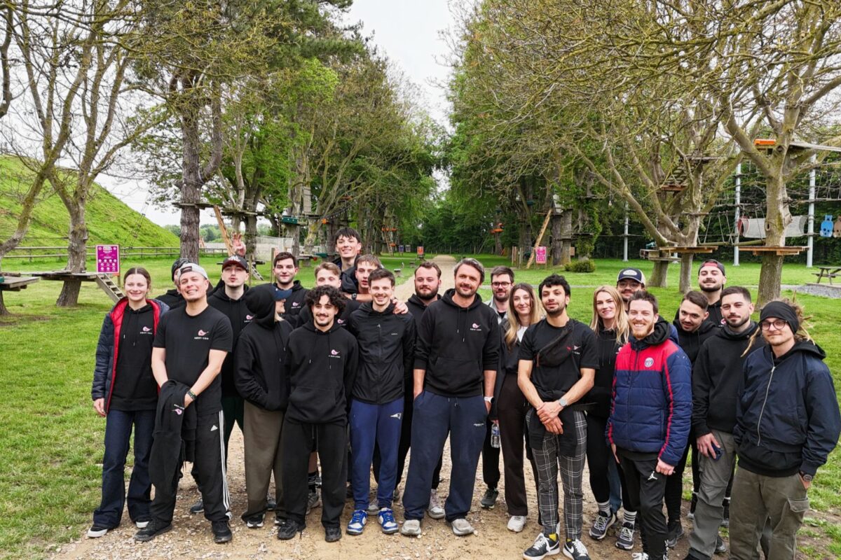 Une équipe d'entreprise réunie dans le parc Bayeux Aventure