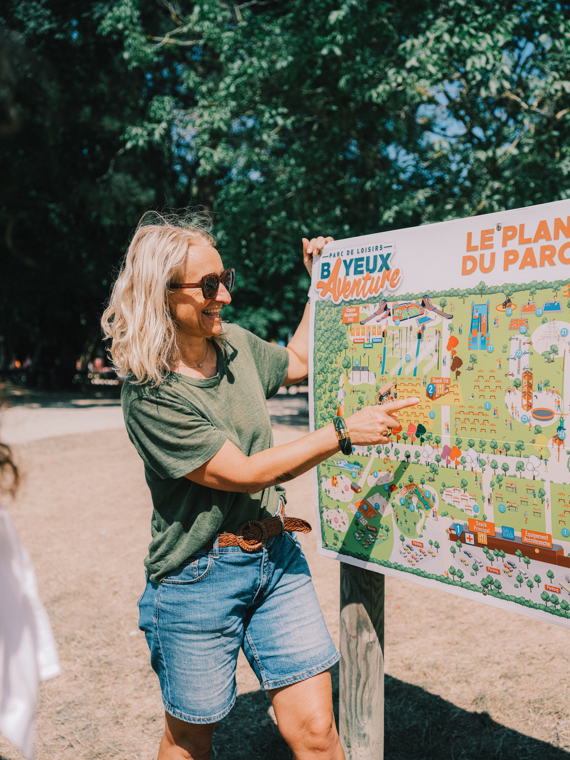 Visiteuse devant le plan du parc Bayeux Aventure