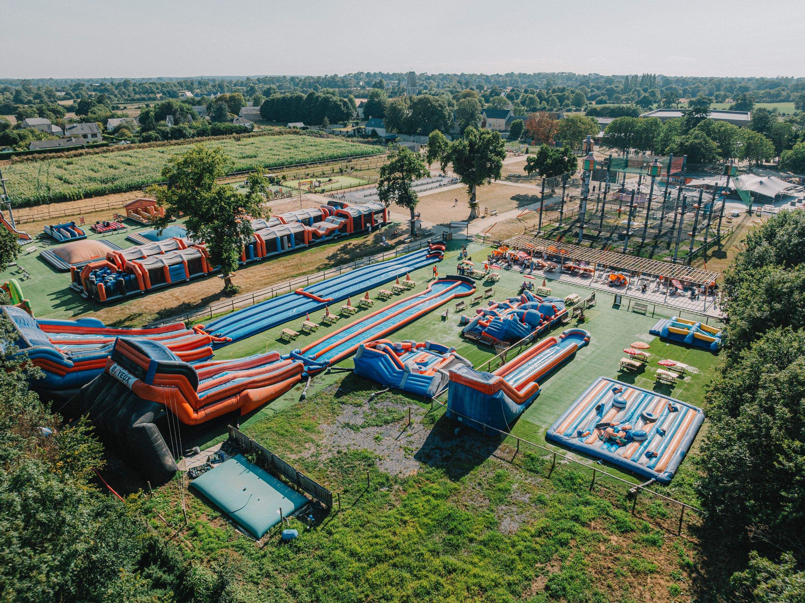 Vue aérienne des structures gonflables et des activités du parc