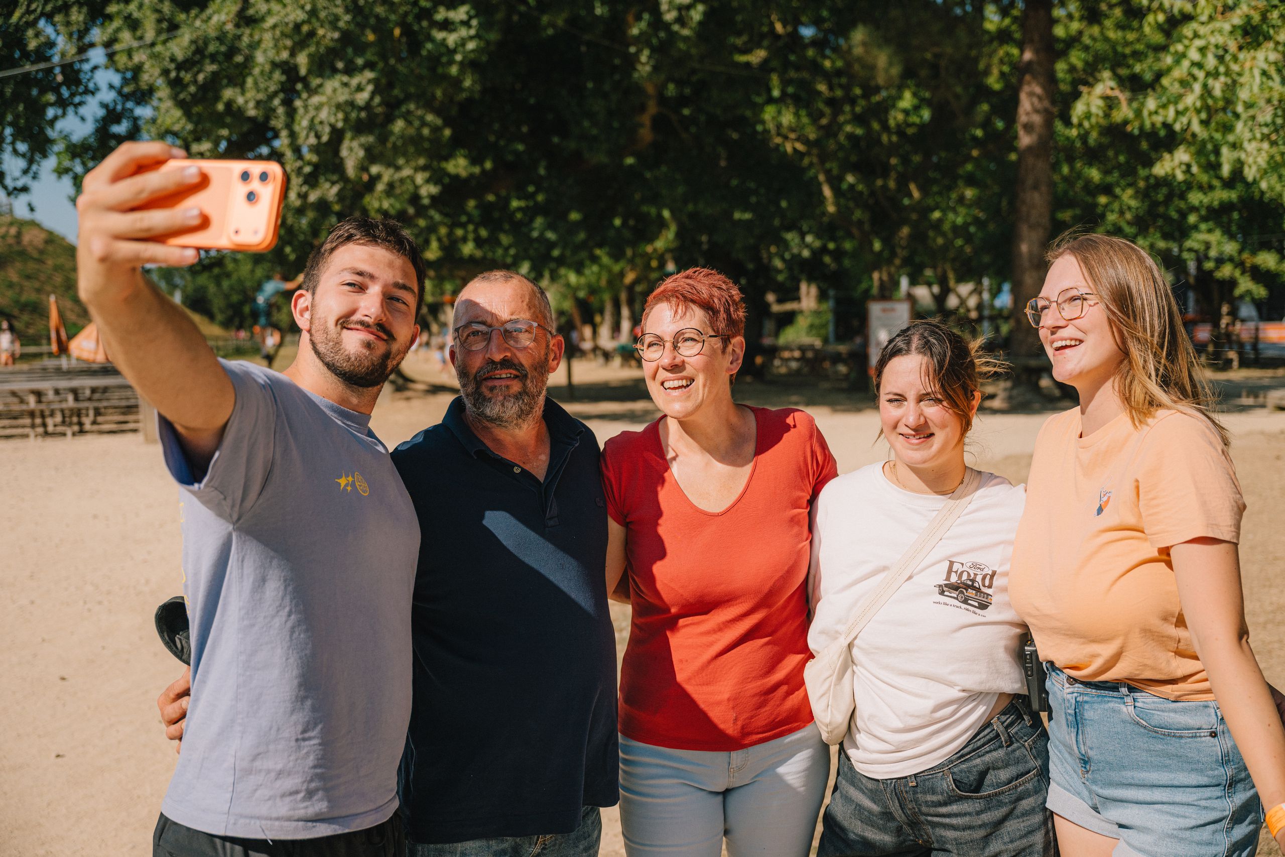 Famille en selfie au parc outdoor Bayeux Aventure